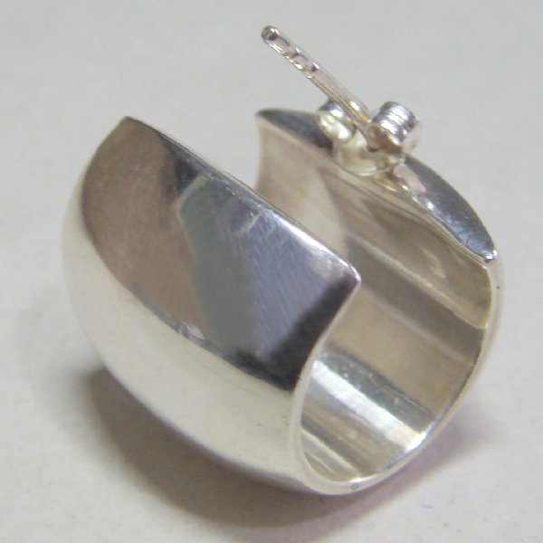 (e1095)Bombe-type smooth earrings.